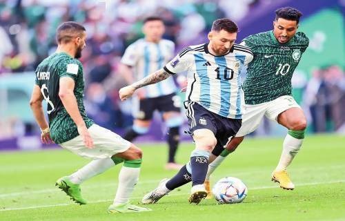 为什么客队球员在进入主场球场前需要进行二十分钟的“灯光盲区测验”